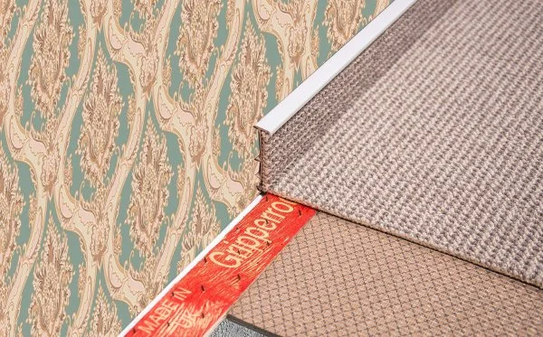 Плинтус для ковролина Korner Listwa 106 Светло-серый 2,5м (50мм) в Стерлитамаке