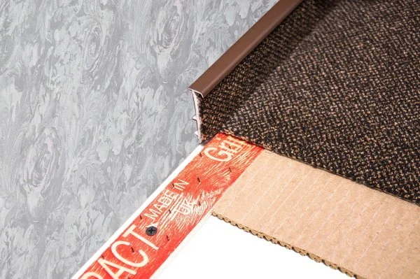 Плинтус для ковролина Korner Listwa 105 Темно-коричневый 2,5м (50мм) в Стерлитамаке